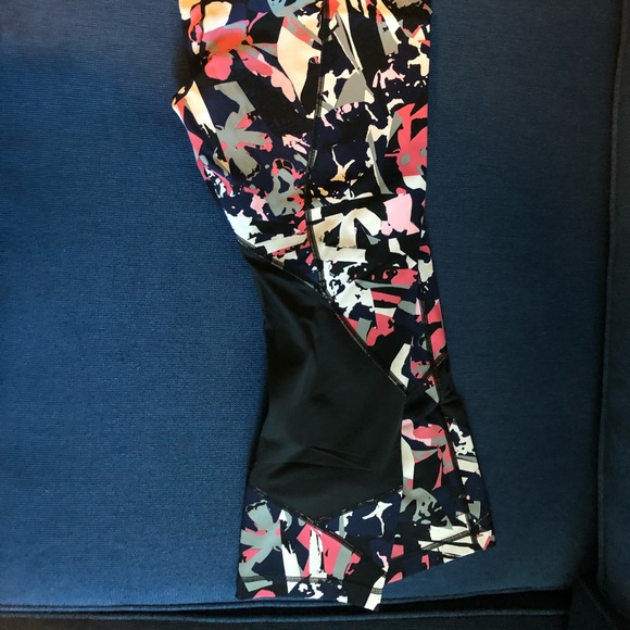 Lululemon crops - Picture 2 of 3